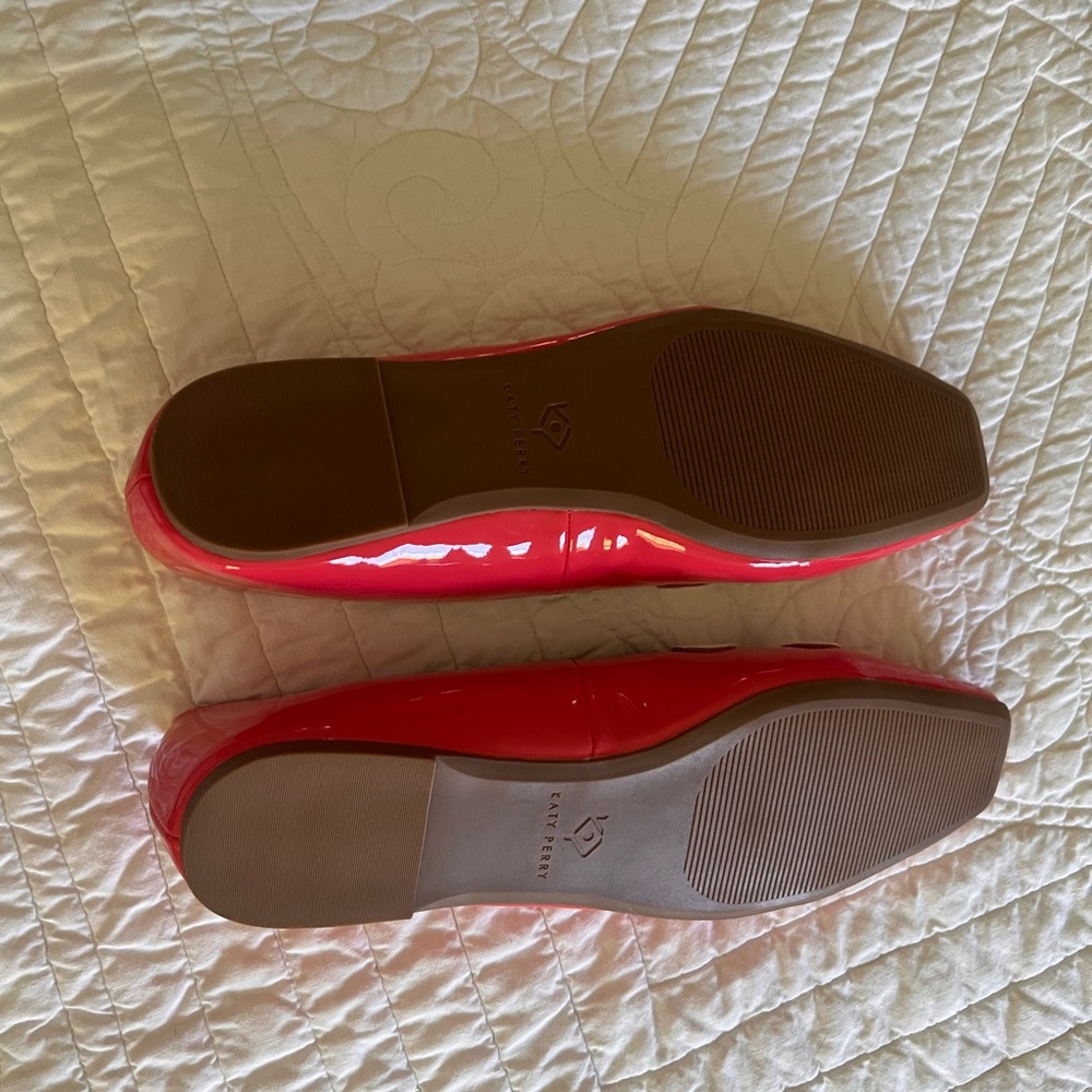 Katy Perry Collections Red Patent Flats with White Daisy Appliqués - Picture 3 of 4